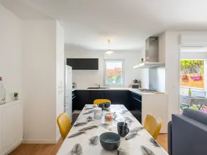 Apartment with garden - Image 5