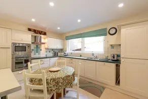 Cottage with garden - Image 3