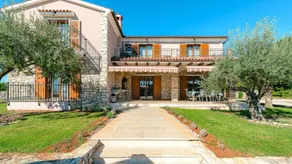 Fully equipped flat with pool, terrace & garden - Image 2
