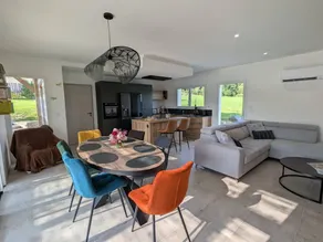 Refined holiday home with terrace and shared pool - Image 2