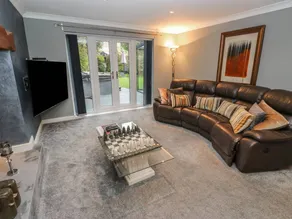 Cottage with jacuzzi & garden - Image 5