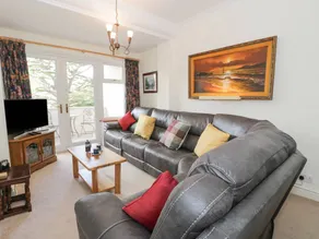 Family-oriented cottage with garden - Image 3