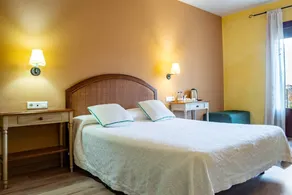 Private room with terrace, pool & garden | Mountain view - Image 3