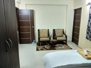 Habitación en casa de familia con jardín - Image 3
