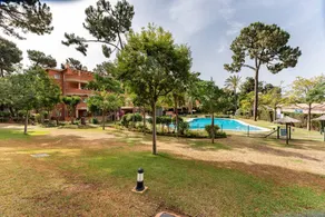Appartement avec jardin, piscine et terrasse | Vue jardin - Image 2