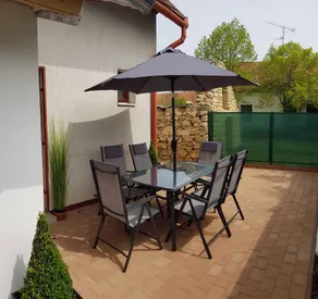 Flat with garden - Image 2