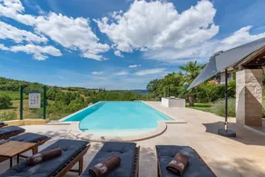 Villa with hot tub, garden & terrace - Image 4