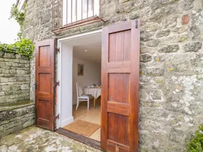 Cottage with garden - Image 2