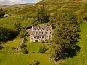 Cottage with garden & hot tub - Image 2