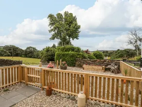 Cottage with garden - Image 2