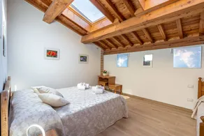 Agriturismo Ai Dossi: Camera matrimoniale con finestre velux vista cielo e bagno privato. - Image 2