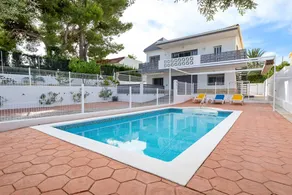Villa avec piscine privée, jardin et terrasse | Vue jardin - Image 2