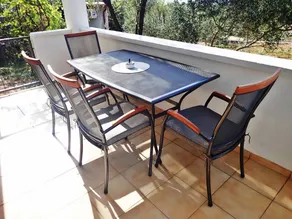 Holiday apartment with BBQ & garden - Image 3