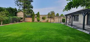 Charmante chambre chez l'habitant adaptée aux familles avec jardin et piscine privée | Vue piscine - Image 4