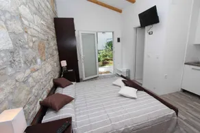 Child-friendly studio with terrace - Image 3