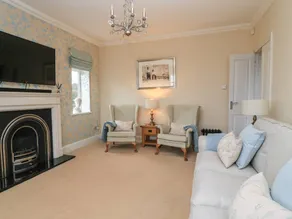 Cottage with hot tub, garden & terrace - Image 4