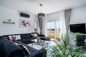 Fantástica villa apropiada para familias con piscina privada, jardín y terraza - Image 3