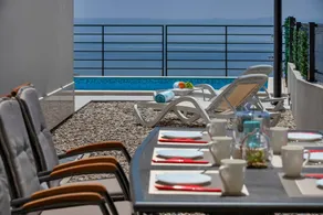 Villa with terrace, private pool & barbecue - Image 4