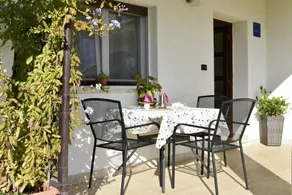 Apartment with garden & terrace - Image 2