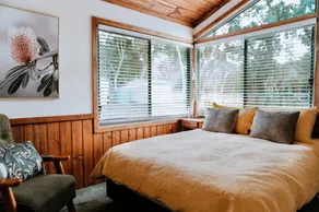 Breathtaking Cabin with Spectacular Interior, Deck, Jacuzzi and Countryside Views in Victoria - Image 5