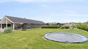 House with sauna, pool & hot tub - Image 3