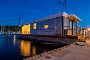 Boat with garden - Image 4