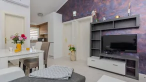 Holiday apartment with BBQ & garden - Image 4