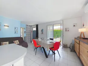 Apartment with garden & terrace - Image 3