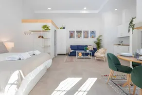 Merveilleux studio entièrement équipé avec internet haut débit | Vue ville | À côté de la plage - Image 3