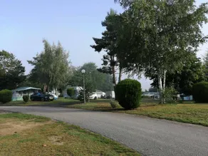 Mobilheim mit beheiztem Pool und Terrasse - Image 3