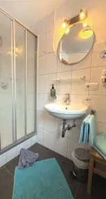 Flat with terrace & garden - Image 2