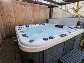 Fully equipped cottage with jacuzzi & garden | Pet-friendly - Image 2
