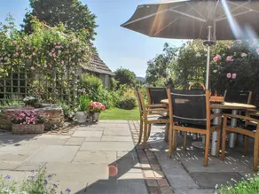 Cottage with terrace & garden - Image 3