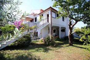 Holiday apartment with garden & terrace - Image 4