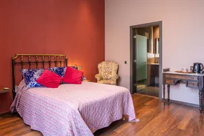 Chambre chez l'habitant avec terrasse, piscine et internet haut débit | Vue ville | Idéale pour le télétravail - Image 2