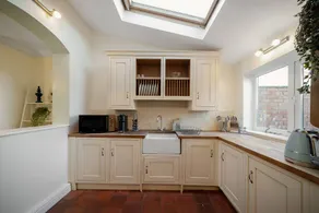 Cozy 3-bedroom house, perfect for families or friends exploring "The Heart of the Cotswolds". - Image 4