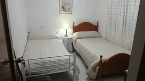 Chambre privée adaptée aux familles avec piscine privée | Vue ville | Avec animaux acceptés - Image 2
