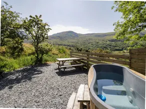 Cottage with garden & hot tub - Image 3