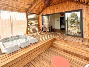 Chalet with jacuzzi - Image 4