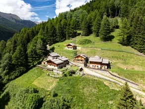 Holiday home with garden, barbeque & terrace - Image 2
