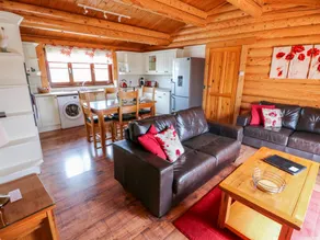 Cottage with pool, hot tub & garden - Image 5