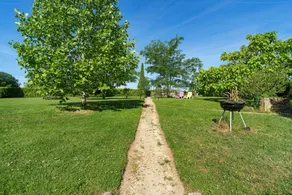 Charmant cottage convivial et familial avec barbecue, piscine et terrasse | Vue jardin - Image 4