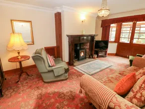 Family-oriented cottage with garden - Image 2