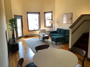 Madison Loft with Balcony, Kitchen & Jacuzzi - Image 5