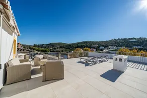 Appartement de vacances convivial et familial avec terrasse, internet haut débit et piscine | Vue ville | Parfait pour le travail à distance - Image 4