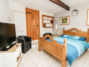 Cottage with terrace & garden - Image 4