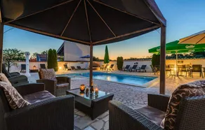 Villa avec barbecue, jacuzzi et jardin - Image 5