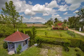 Flat with barbeque, garden & pool - Image 3