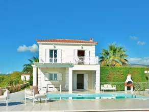 Holiday home with private pool, barbeque & garden | Nature view - Image 4
