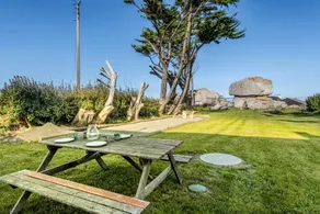 Stoubenn Holiday Home with Sea View and Private Garden - Image 5
